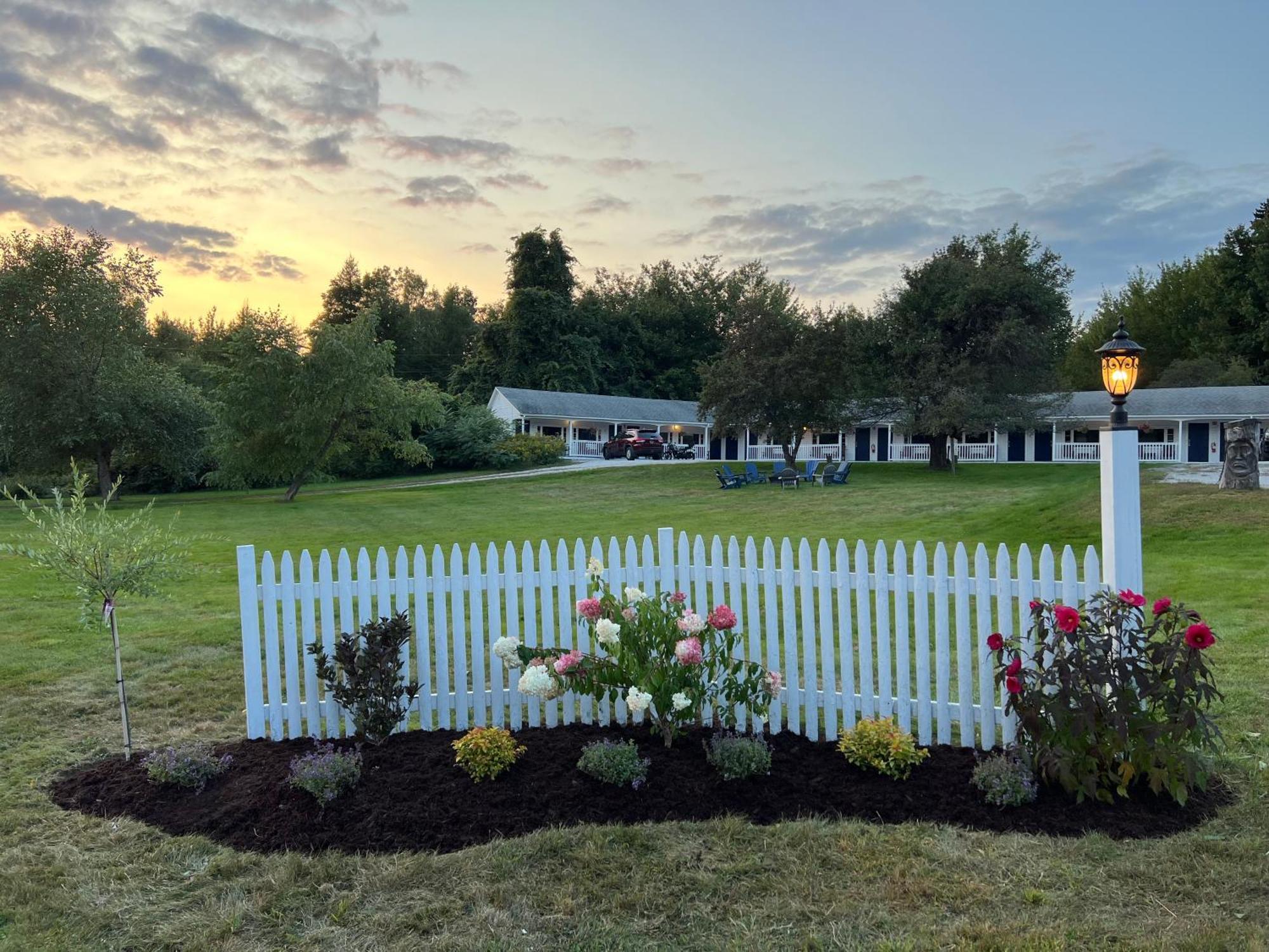 Yardarm Motel Searsport Exterior photo